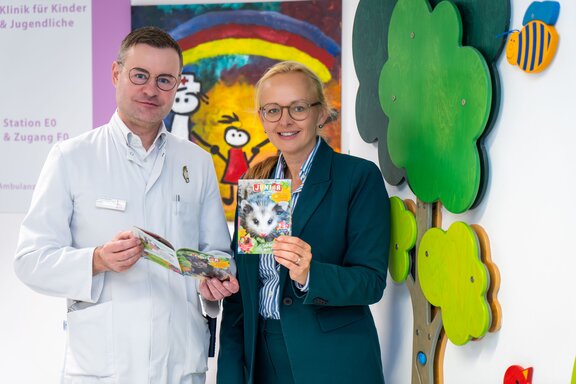 Dr. med. Karsten Thiel, Chefarzt der Klinik für Kinder und Jugendliche des St.-Clemens-Hospitals Geldern, freut sich über die Spende der JUNIOR-Hefte, die ihm Jennifer Strücker, Geschäftsführerin der Stadtwerke Geldern, überreicht. Foto: Gerhard Seybert Medien/Stadtwerke Geldern/St.-Clemens-Hospital